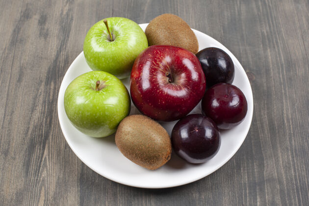 吃一个白色的盘子 上面放着各种多汁的水果高质量的照片吃食物成熟