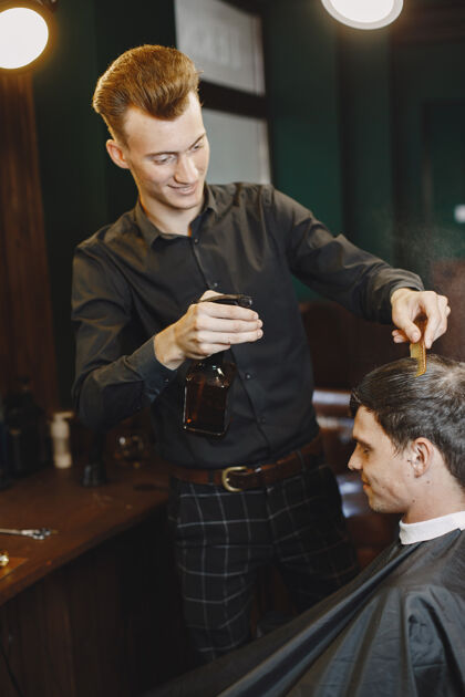 野蛮男人和发型师一起工作理发师和客户一起工作喷雾沙龙客户