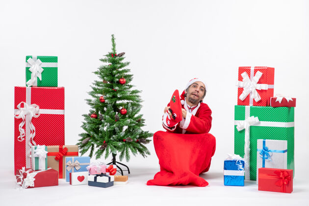 坐着圣诞老人带着礼物盒和圣诞树坐着礼物礼物快乐
