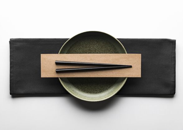 餐具平铺的深色餐具 筷子和餐巾餐具陶瓷餐具