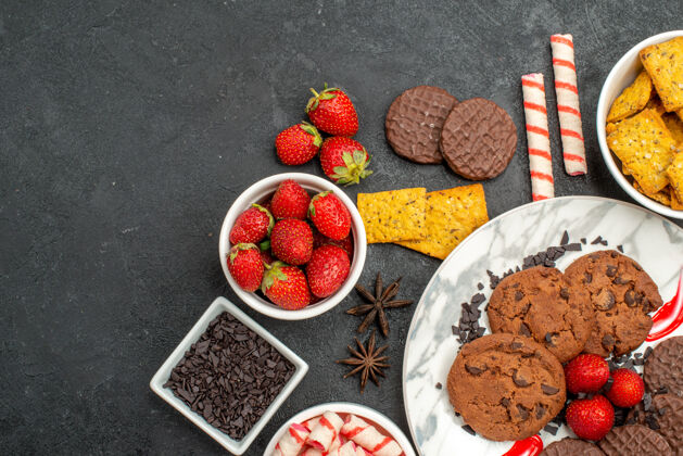 顶部俯瞰巧克力饼干与糖果和水果饼干食品成熟