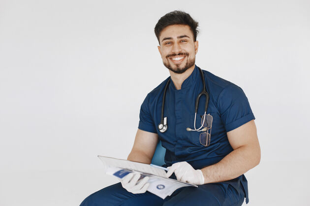 实践国际医学生穿蓝色制服的人带听诊器的医生医学诊所年轻