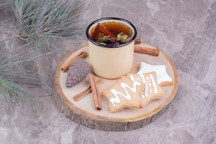 香草星型姜饼饼干配一杯花草茶和肉桂零食厨房餐厅