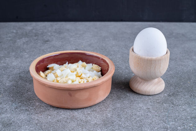 好吃一个粘土碗 里面有美味的沙拉和煮鸡蛋高质量的照片好吃好吃饭