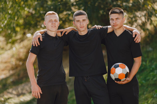 球员男子在公园玩足球迷你足球锦标赛穿黑色运动套装的家伙校园自由时间运动