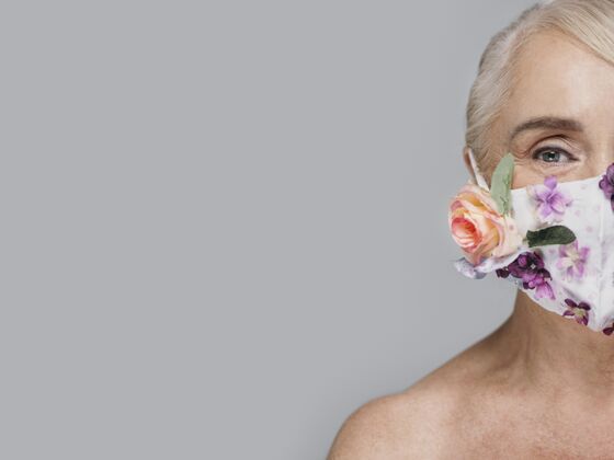 退休人员近距离的女人拿着复制空间的花面具女人成年人老年人