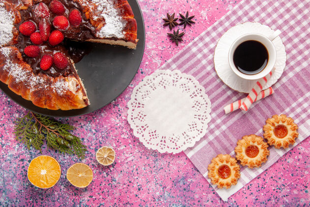 蛋糕俯瞰美味的巧克力蛋糕 配上饼干和一杯茶 背景是粉色饼干 甜甜甜点蛋糕 烤馅饼派巧克力视图
