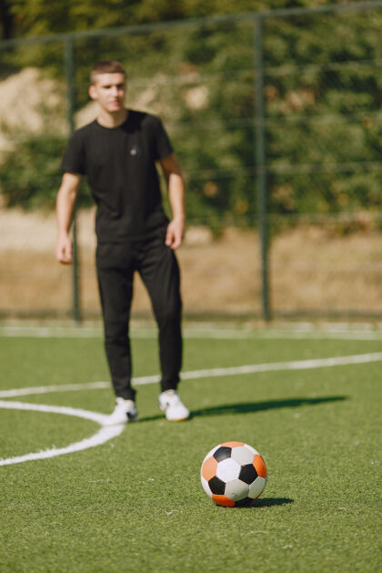 运动在公园玩足球的人迷你足球锦标赛穿黑色运动套装的人足球健身玩耍
