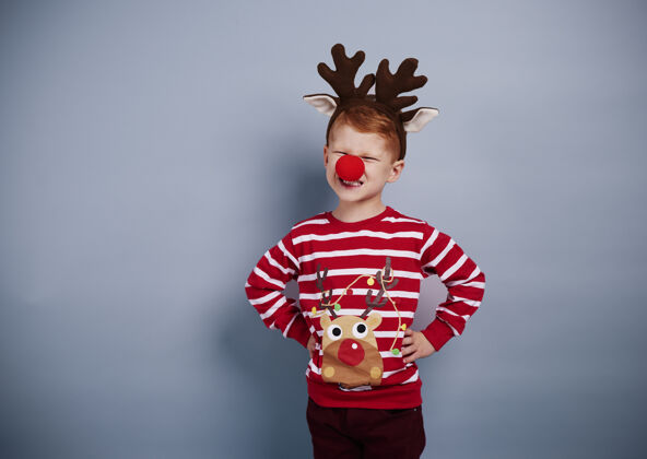 圣诞节穿圣诞服装的男孩的画像人类鼻子鹿鹿角
