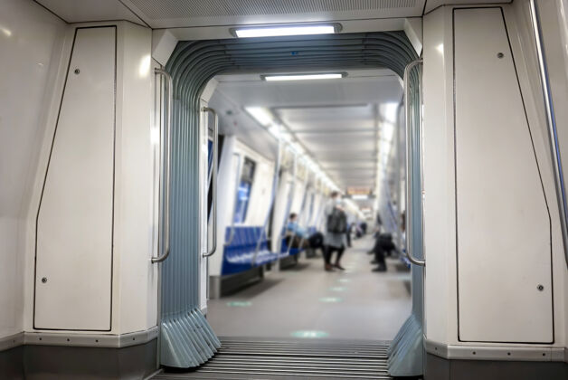 旅程地铁内部有照明 里面人很少公共系统罗马尼亚