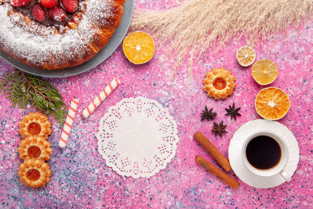 粉末俯瞰美味的草莓蛋糕糖粉蛋糕加饼干和一杯茶放在粉红色的桌子上蛋糕甜甜的糖饼干馅饼蛋糕刺绣视图
