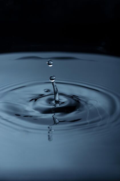 滴水滴在液体中产生波纹飞溅波纹透明