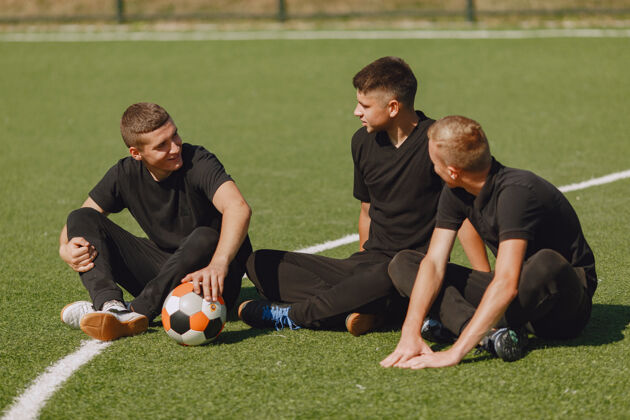 比赛男子在公园玩足球迷你足球锦标赛穿黑色运动套装的家伙运动服运动学校