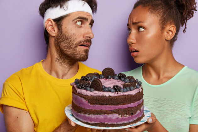 家庭悲伤多样的男女特写镜头在运动训练后用美味的蛋糕款待 感受诱惑 准备吃甜点不高兴饮食盘子