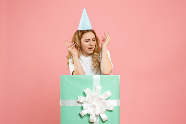 礼物正面图年轻女性站在礼品盒内女性圣诞节人