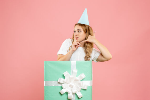 粉色正面图年轻女性站在礼品盒内盒子年轻微笑