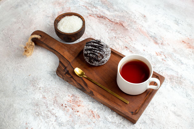 巧克力俯视图巧克力蛋糕加上一杯白底茶巧克力蛋糕饼干糖甜饼干木制勺子餐具视图