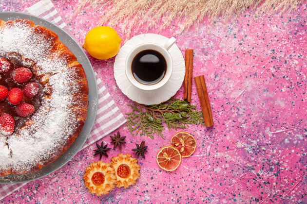视图顶视图美味草莓蛋糕糖粉饼干和茶的粉红色背景蛋糕甜甜饼干饼干茶茶顶部蛋糕