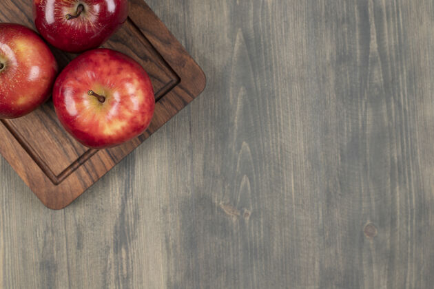 木头木质砧板上的多汁红苹果高品质照片木板食物美味