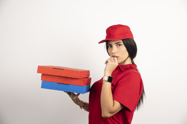 披萨送比萨饼的女人在想她的错误快递女孩红色制服
