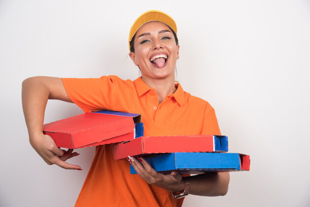 快餐披萨送货员拿着披萨盒 在白色背景上伸出舌头成人保持食物