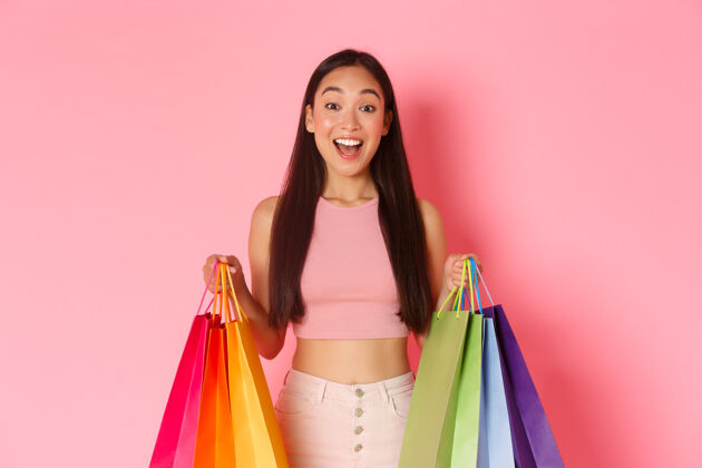 购物者带着购物袋的年轻女子日本有趣情感