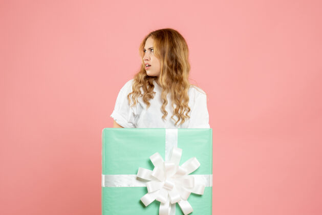 里面正面图：站在蓝色礼品盒内的年轻女性站立圣诞节蓝色