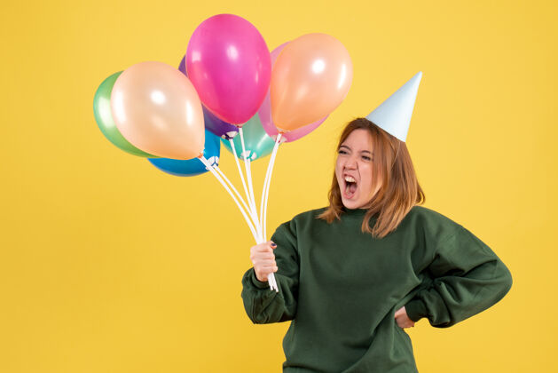 生日正面图是一位年轻的女士 手里拿着五颜六色的气球颜色气球圣诞节