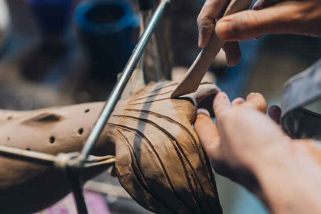 陶器在工作室里享受最喜爱工作的年轻女子的肖像波特小心地在泥鲸上工作肮脏灵感工匠