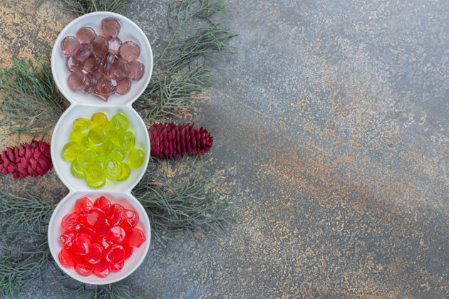 治疗各种白色盘子里的甜果冻糖果高质量的照片健康的水果糖