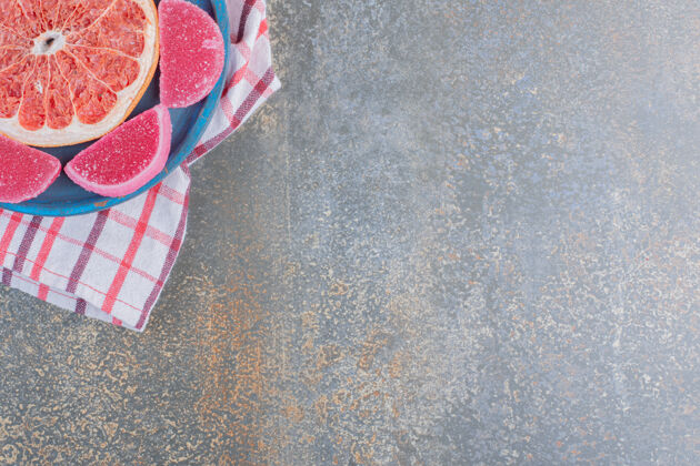 果酱在桌布上放一片葡萄柚和果酱高质量的照片葡萄柚果冻糖果