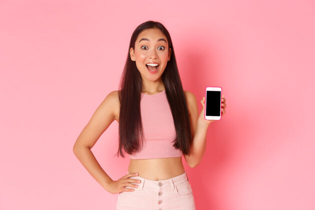 微笑用手机描绘富有表现力的年轻女子应用程序日语表情