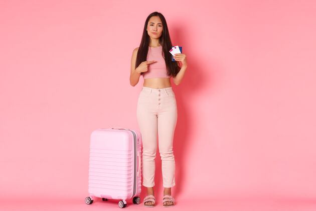 时尚带着手提箱的年轻女子护照韩国夏天