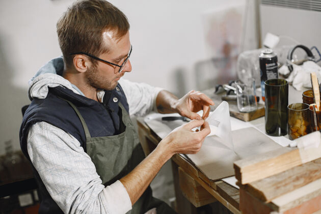 工作手拿空玻璃的工人男人的手特写生产的概念成人手工工匠
