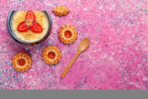 切片顶视图美味的奶油甜点与红色切片草莓和饼干的粉红色背景甜点冰淇淋颜色甜冰饼干顶部草莓