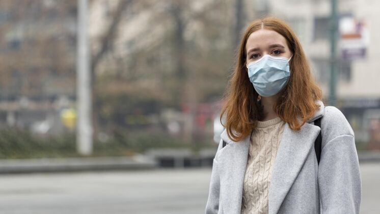 预防戴着医用口罩的城市妇女的正视图 有复印空间面罩新复制空间