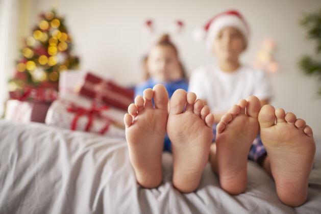 人圣诞节的时候 孩子们都会把脚放在床上节日人的腿放松