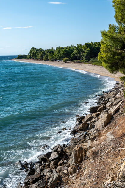 海爱琴海希腊多岩石海岸 海滩上长着树木和灌木平静希腊语视图