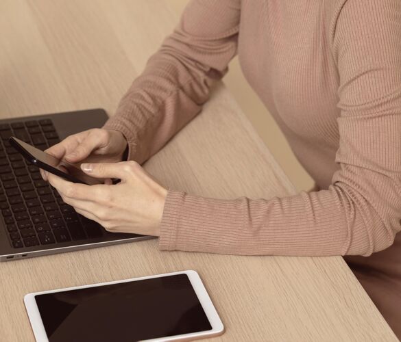 科技使用各种数码设备的女人数码姿势女士