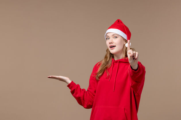 人正面图棕色办公桌上穿着红色斗篷的圣诞女孩节日新年圣诞节圣诞节前面专业