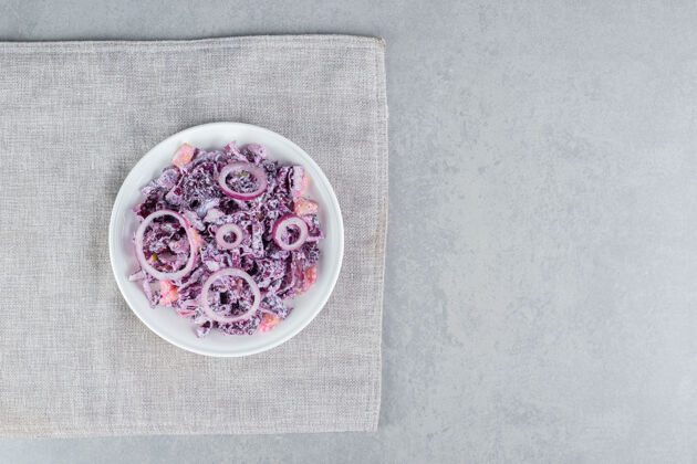食物紫色卷心菜和洋葱色拉 各种配料装在陶瓷杯里用餐顶部菜