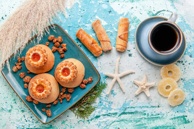 用餐俯瞰美味的饼干与干菠萝环和咖啡淡蓝色桌面饼干饼干甜甜的糖的颜色景观晚餐新鲜