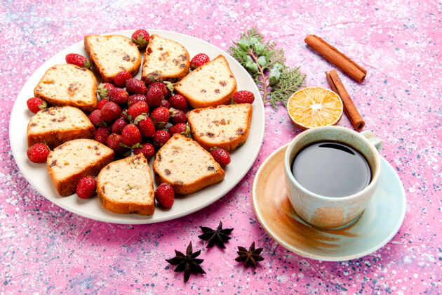 咖啡正面图：蛋糕片 配新鲜草莓和咖啡 粉色桌面蛋糕 烤甜饼干 彩色馅饼 糖饼干早餐新鲜派