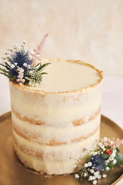 垂直一个美丽和美味的蛋糕与花卉和黄金边缘的白色背景垂直拍摄盛开美味新鲜