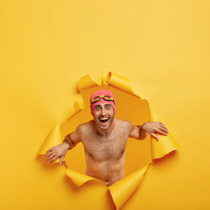 赤膊上阵夏日概念快乐微笑的男人在海上放松 有温泉度假村 赤身裸体地站在纸洞里未刮胡子家伙游泳