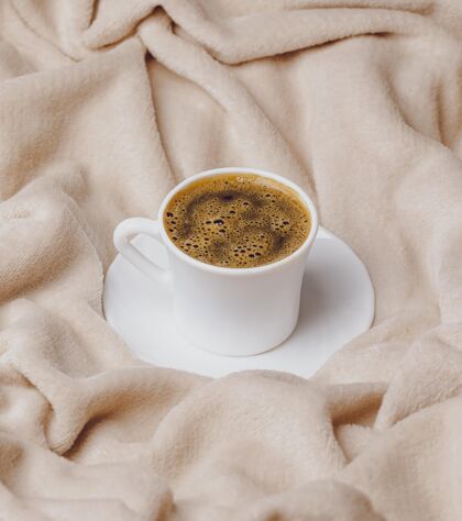 美食床上早晨一杯咖啡的高角度美食小吃菜