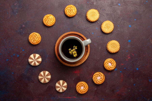 顶部顶视图一杯咖啡 黑底上有不同的饼干饼干饼干甜甜的饼干蛋糕饼干派湿