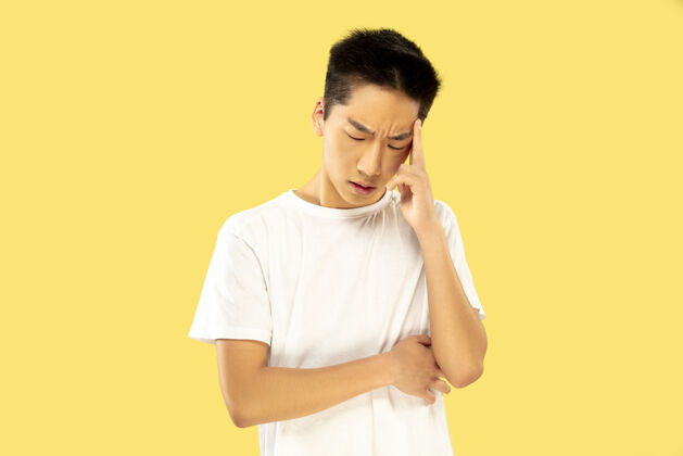 年轻人韩国年轻人的肖像穿白衬衫的男模认真思考或深思熟虑人类情感的概念 面部表情前视时尚的色彩模特快乐手