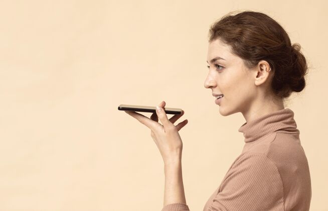 科技用手机喇叭说话的女人姿势摄影模特