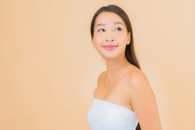 化妆品肖像美丽的年轻亚洲女子在温泉与自然化妆米色皮肤护理健康治疗
